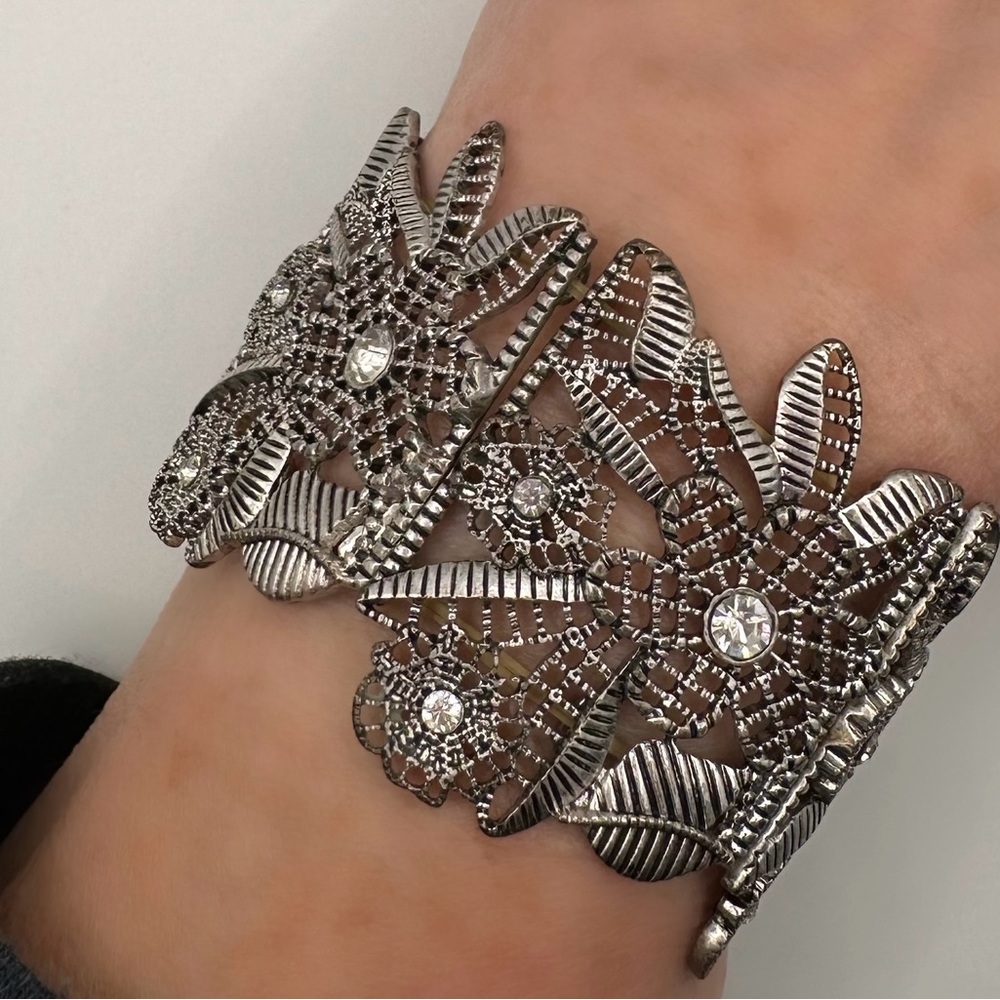 Beautiful silver tone bracelet.
